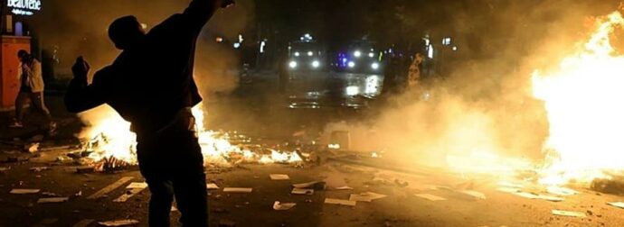 Χάος στην Αλβανία: Φωτιές σε υπουργείο και σε τράπεζα, μολότοφ και συγκρούσεις φοιτητών με την αστυνομία (video)