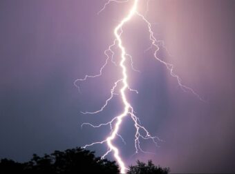 ΕΚΤΑΚΤΟ: 58ΧΡΟΝΗ ΝΕΚΡΗ ΑΠΟ ΚΕΡΑΥΝΟ – ΠΕΡΠΑΤΟΥΣΕ ΜΕ ΤΟ ΣΥΖΥΓΟ ΤΗΣ
