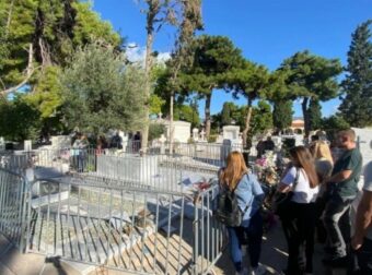 Γιώργος Μαζωνάκης: 25 μέρες μετά, ο κόσμος θρηνεί στο Γ΄ Νεκροταφείο (video)