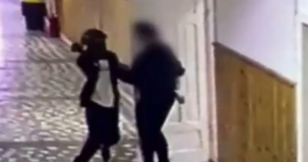 13χρονος μαθητής επιτέθηκε με μαχαίρι και τραυμάτισε μια καθηγήτρια – Συμμαθητής του προσπάθησε να τον σταματήσει (video)