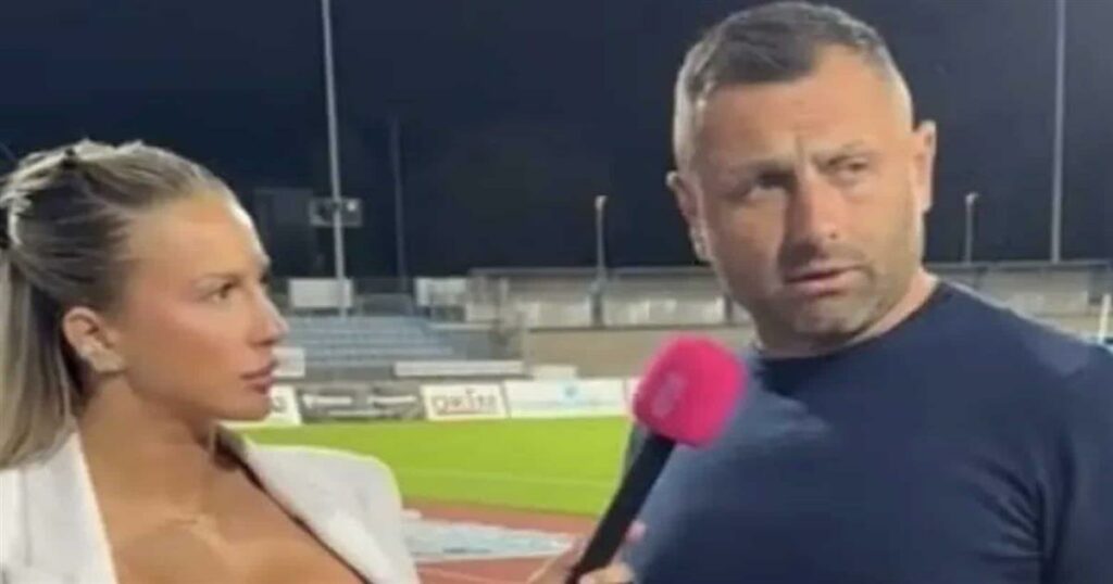 Προπονητής στην Τσεχία έγινε viral για τη «μάχη» να μην ρίξει ούτε βλέμμα στο ντεκολτέ δημοσιογράφου: «Απόλυτος σεβασμός για τον αυτοέλεγχο» του γράφουν