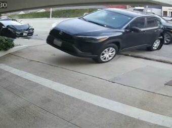Τραγωδία: Πήρε το αυτοκίνητο του πατέρα του και έπεσε με ιλιγγιώδη ταχύτητα σε παρκαρισμένα – Σε ένα από τα ΙΧ βρισκόταν μάγειρας που περίμενε να πιάσει δουλειά (video)