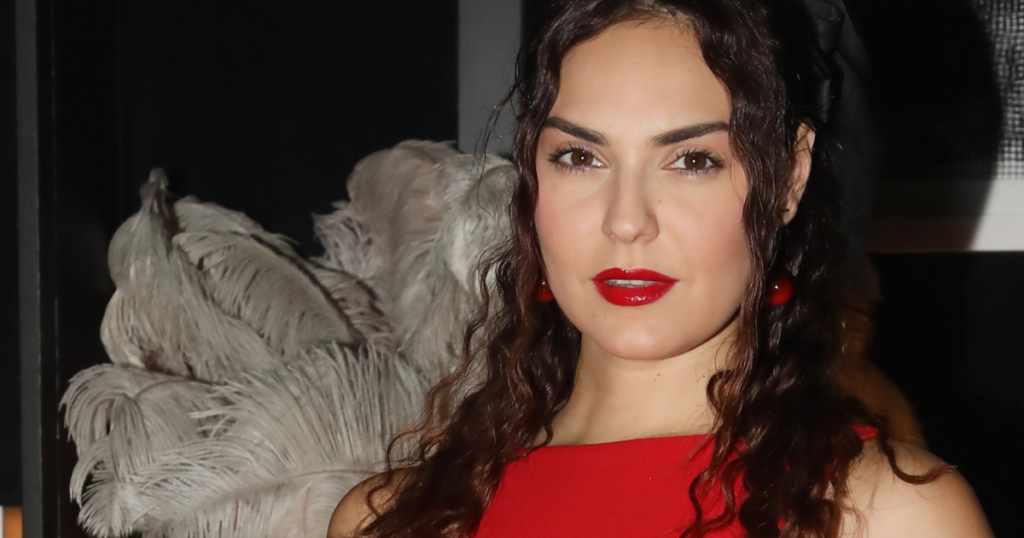 «Δεν είναι κίνητρο για τη νεολαία ότι είμαι η Βρισηίδα και εργάζομαι;»: Η Ανδριώτου δουλεύει «πόρτα» στον Φέρρη