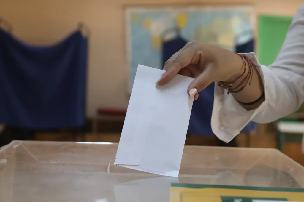 ΑΥΤΗ είναι η γνωστή εταιρία δημοσκοπήσεων: «Βόμβα» με καταγγελία στο ΕΣΡ για χειραγώγηση των ερευνών της (video)